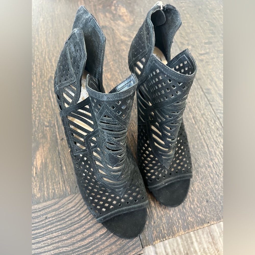 Vince Camunto New Lasercut open toe heels so 8.5
